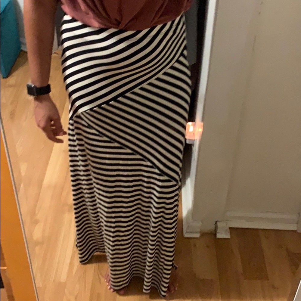 Black and white stripes skirt with slits